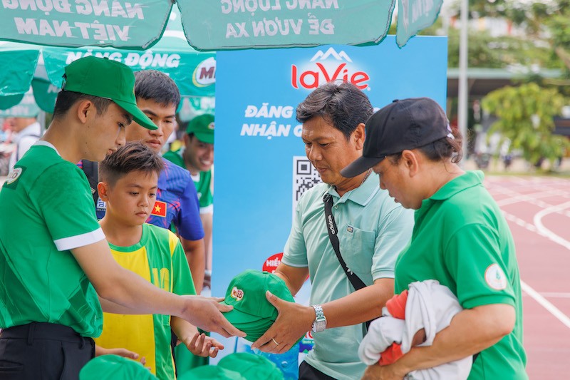 nham-mang-den-san-choi-the-thao-da-dang-va-ren-luyen-y-chi-ben-bi-cho-cac-em-hoc-sinh-nestle-milo-da-ho-tro-40-bo-khung-thanh-10000-trai-bong-24000-bo-dong-phuc-thi-dau-da-duoc-nestl-1686207099.jpg