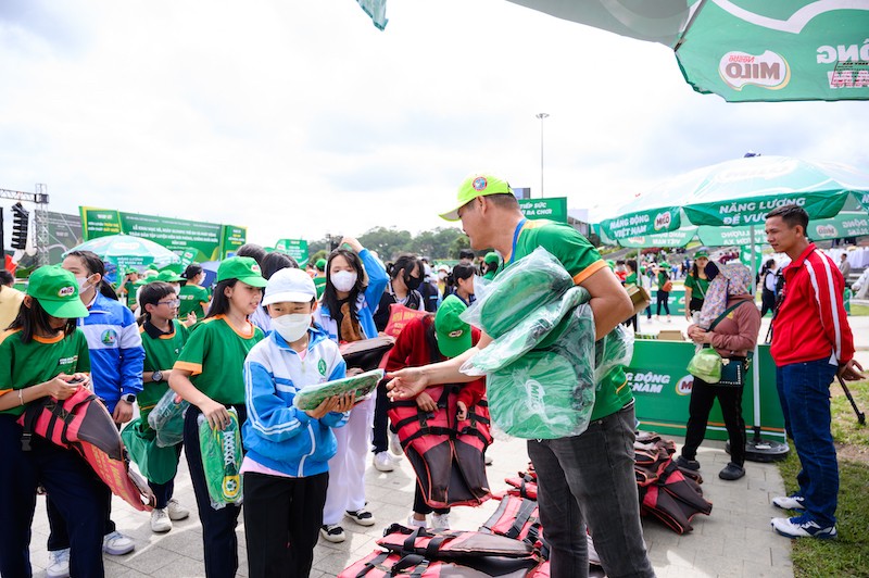 hon-25-nam-qua-nestle-milo-khong-ngung-no-luc-nham-phat-trien-phong-trao-the-thao-hoc-duong-thong-qua-hoat-dong-to-chuc-va-day-manh-tai-tro-cho-nhieu-san-choi-the-thao-da-dang-nhu-bong-1690294203.jpg