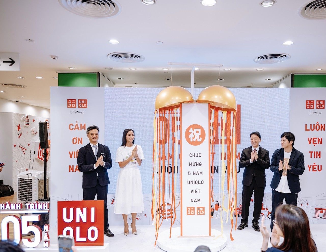 uniqlo-ky-niem-cot-moc-5-nam-tai-viet-nam-1732684710.jpg