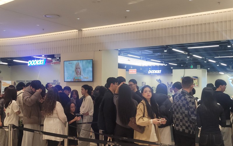 Trung tâm thương mại đông nghẹt, người dân phải xếp hàng dài