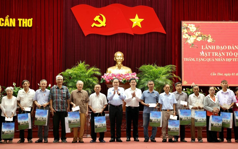 Chủ tịch Quốc hội gặp các nguyên lãnh đạo và tặng quà gia đình chính sách TP. Cần Thơ