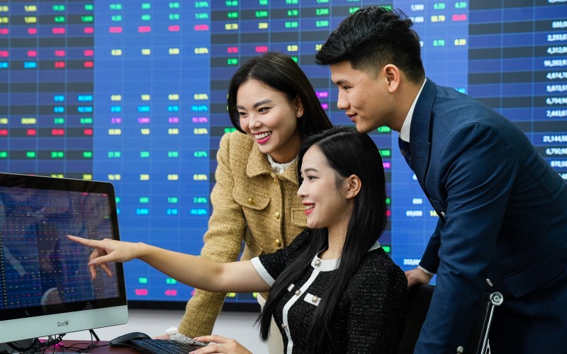 VN-Index hồi phục mạnh, ưu tiên giải ngân chọn lọc khi áp lực ngắn hạn chưa hạ nhiệt