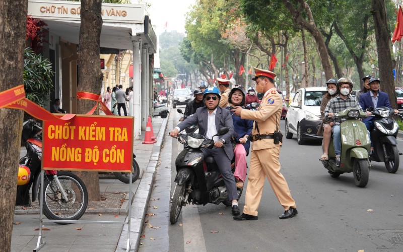 Chủ quan mùng 1 đầu năm, tài xế ăn sáng uống rượu “dính” phạt nồng độ cồn