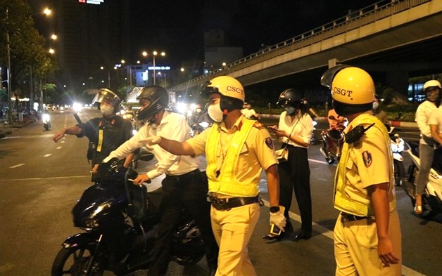 Đi xe sau 18h quên làm điều này, có thể bị phạt nặng đến 14 triệu đồng