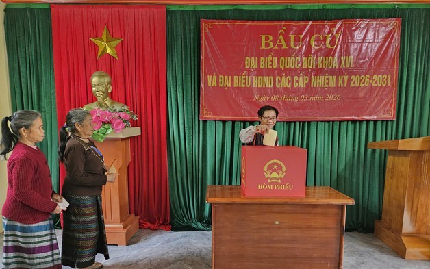 Người dân xã miền núi Quảng Trị băng rừng vượt thác đi bầu cử sớm