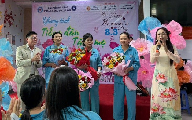 Rộn tiếng đàn mừng Ngày Quốc tế phụ nữ với những "bông hồng thép" ở khoa Ung bướu