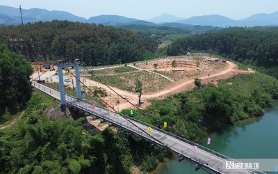 VIDEO: Thú vị những “hộ vệ gác cổng” trên cây cầu treo dẫn vào điểm check-in hút khách ở Huế