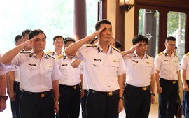 Đoàn công tác Quân chủng Hải quân dâng hương tưởng niệm Chủ tịch Tôn Đức Thắng