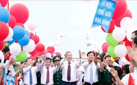 Tổng Bí thư, Chủ tịch nước dự Lễ Thượng cờ "Thống nhất non sông"