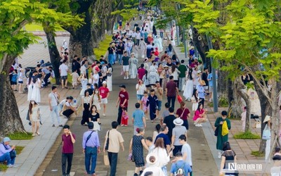 Rộn ràng du khách ở các điểm di tích, Huế lập kỷ lục “xưa nay chưa từng có”