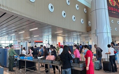 Người dân “ùn ùn” quay lại Tp.HCM sau nghỉ lễ, giao thông gặp nhiều khó khăn