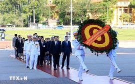 Thủ tướng Lào tưởng niệm các anh hùng liệt sĩ và vào Lăng viếng Chủ tịch Hồ Chí Minh