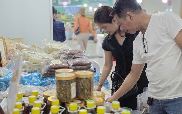 Hàng giá rẻ bủa vây trên "chợ điện tử", hàng Việt giữ khách bằng gì?