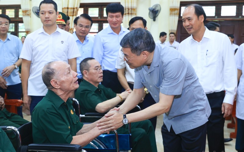 Thủ tướng thăm, tặng quà các thương binh, bệnh binh tại Ninh Bình
