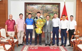 Thủ tướng Chính phủ tặng quà, động viên Đội tuyển bóng đá nam quốc gia
