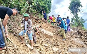 Chạy đua với thời gian mở đường sạt lở, đưa học sinh kịp đến trường ngày khai giảng