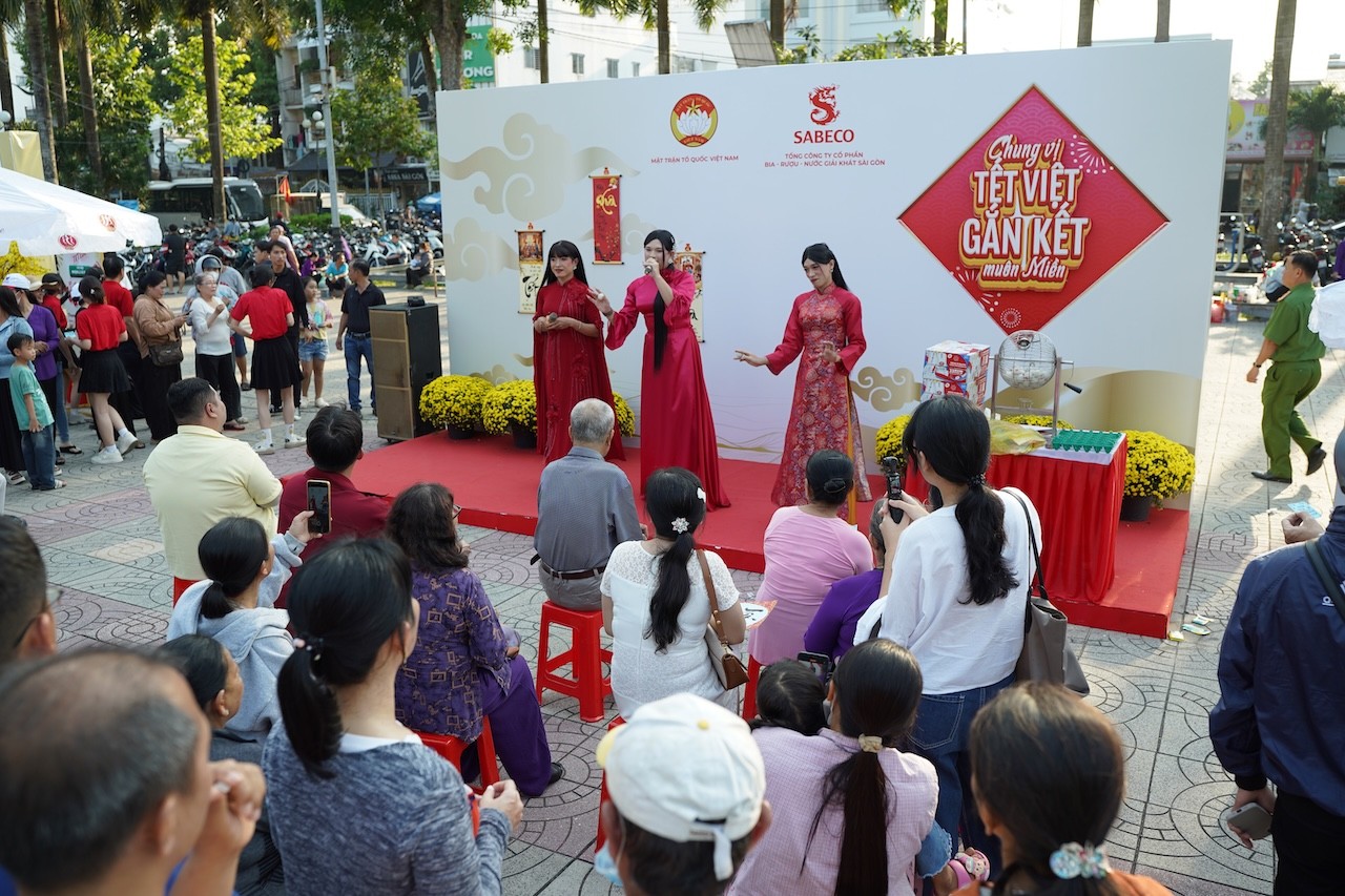 SABECO mang “Chung Vị Tết Việt – Gắn Kết Muôn Miền” lan tỏa không khí Tết sẻ chia tại Vĩnh Long và Cần Thơ