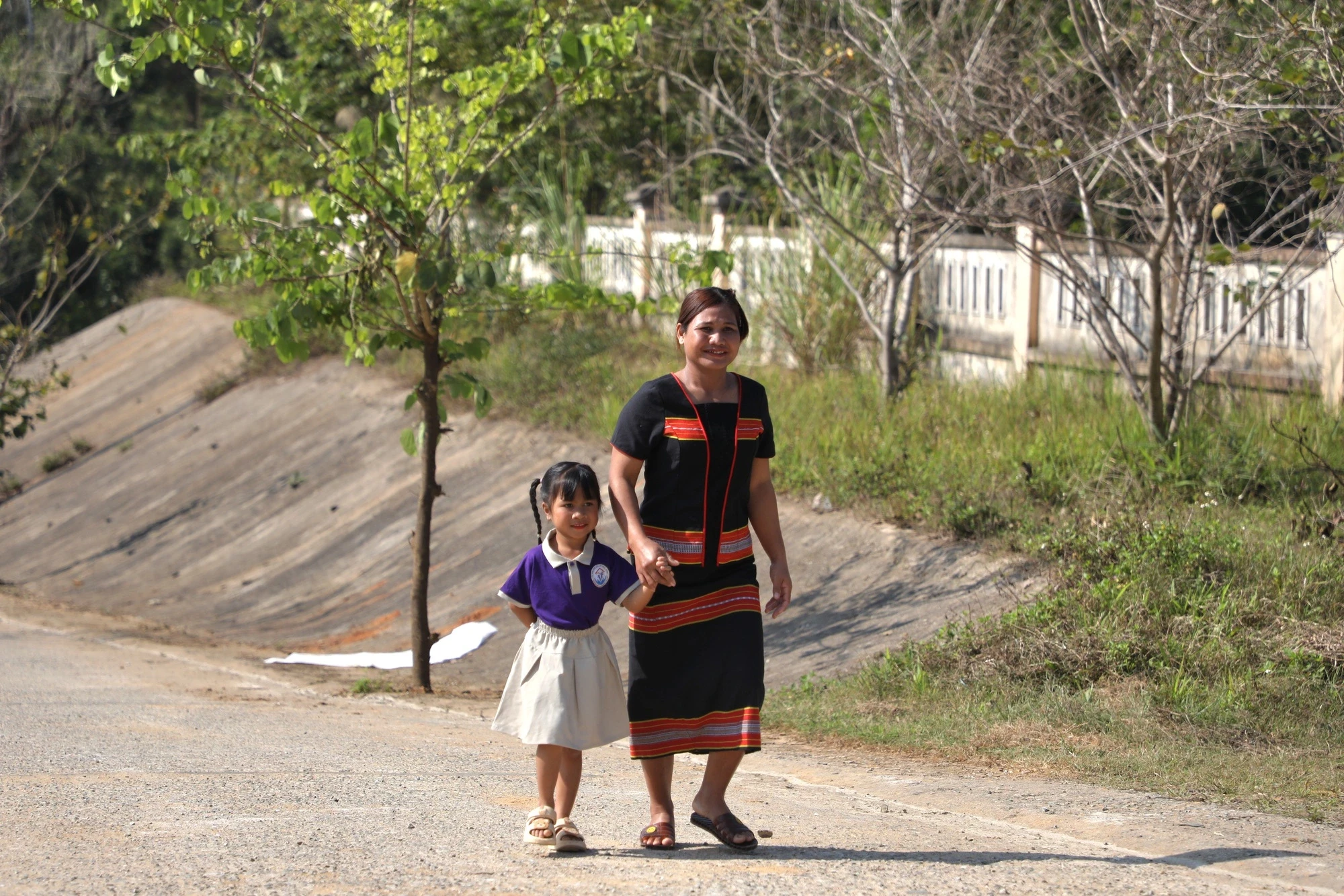 Con có trường học mới, người mẹ đồng bào Giẻ Triêng rưng rưng hạnh phúc