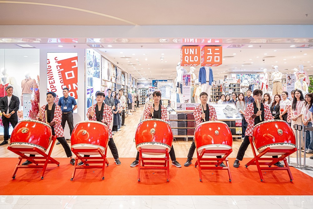 UNIQLO Hanoi Centre chính thức khai trương sáng ngày 27.03, chào đón hàng trăm khách hàng đến tham quan, mua sắm