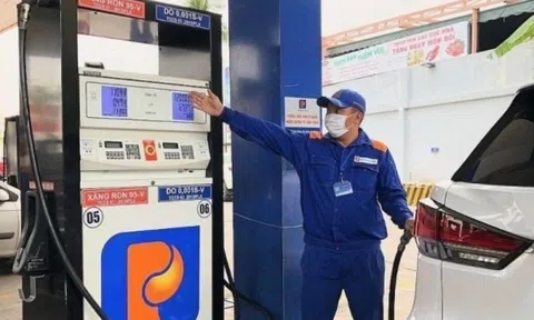 Giá xăng điều chỉnh sớm, có thể vượt 25.000 đồng/lít?