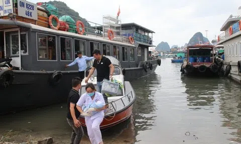 Kịp thời đỡ đẻ cho sản phụ ngay trên biển