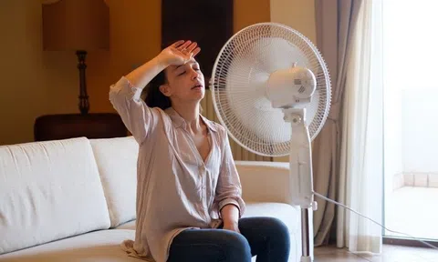 Sai lầm khi bật quạt mùa hè có thể khiến bạn liệt mặt, thậm chí sốc nhiệt