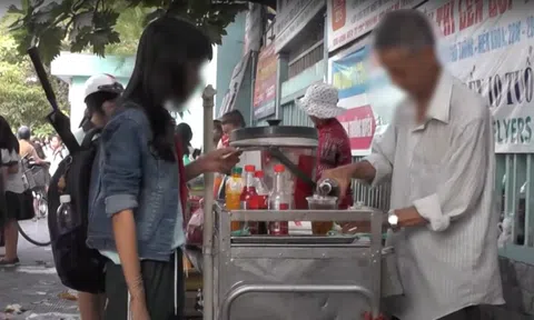 An toàn vệ sinh thực phẩm các gánh hàng rong quanh trường học