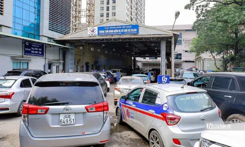 Hà Nội: Hàng dài ô tô lại nối đuôi nhau chờ đăng kiểm