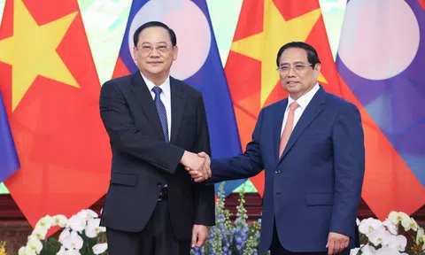 Thủ tướng Phạm Minh Chính gặp làm việc với Thủ tướng Lào Sonexay Siphandone