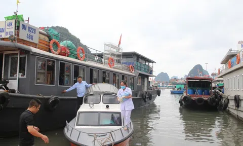 Trung tâm Y tế huyện đỡ đẻ cho sản phụ ngay trên biển