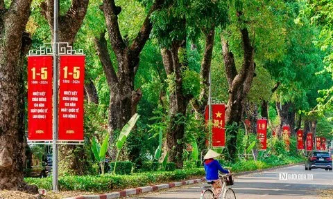 Hà Nội rực rỡ cờ hoa chào mừng dịp lễ 30/4 và 1/5
