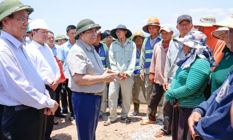 Thủ tướng khảo sát thực tế, thăm hỏi người dân tại tỉnh khô hạn nhất cả nước