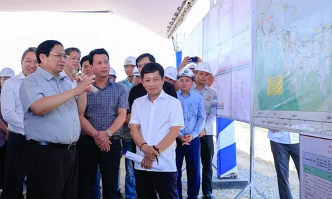 Thủ tướng kiểm tra hiện trường, đốc thúc nhiều dự án cao tốc trọng điểm