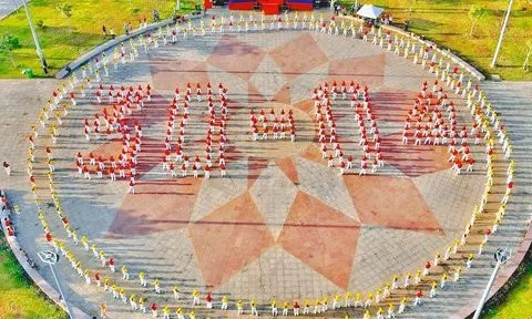 Phụ nữ tỉnh Đồng Nai xếp hình khổng lồ chào ngày lễ 30/4