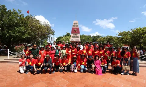 Kiều bào 22 nước thăm, động viên cán bộ, chiến sĩ và người dân huyện đảo Trường Sa