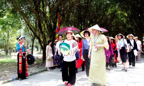 Du lịch cả nước sôi động dịp nghỉ lễ 30/4-1/5