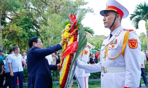 Thủ tướng Phạm Minh Chính dâng hương, dâng hoa tưởng niệm, tri ân các Anh hùng, liệt sĩ tại Điện Biên Phủ