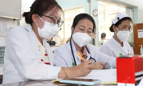 Tp.HCM: 2 học sinh nhập viện nghi ngộ độc thực phẩm