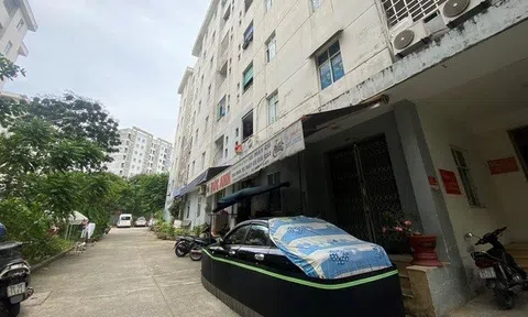 Một học sinh rơi từ tầng 6 xuống đất sau khi nhắn tin cho mẹ