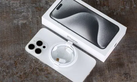 iPhone 15 Pro Max rẻ khó tin, "làm khó" Galaxy S24 Ultra