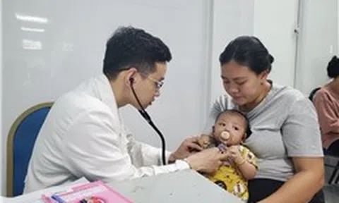 TP Hồ Chí Minh: Phụ huynh phấn khởi đưa con đi tiêm vaccine miễn phí
