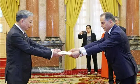 Chủ tịch nước Tô Lâm tiếp Đại sứ các nước trình Quốc thư