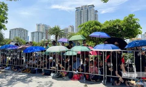 Người dân đội nắng chờ tiễn biệt Tổng Bí thư Nguyễn Phú Trọng