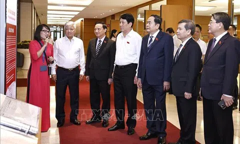 Chủ tịch nước Lương Cường và Chủ tịch Quốc hội Trần Thanh Mẫn tham quan triển lãm chuyên đề 'Nhật báo Quốc hội với Tổng tuyển cử đầu tiên'