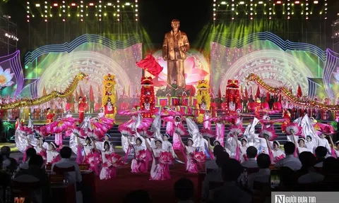 Hàng ngàn người dân xúc động trước chương trình nghệ thuật “Tượng đài trong muôn triệu trái tim”