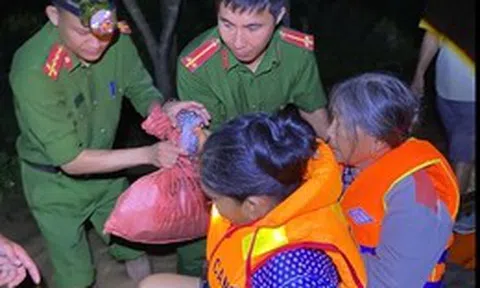Nghệ An: Lũ tràn về chia cắt Quốc lộ 7, người dân trắng đêm chạy lũ
