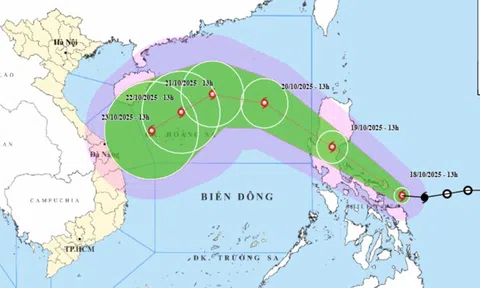 Bão số 12 di chuyển nhanh vào Biển Đông, đột ngột ngoặt hướng