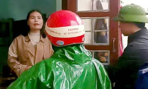 Nữ hiệu phó đến phòng làm việc khi đang bị đình chỉ công tác, phụ huynh và học sinh phản ứng dữ dội