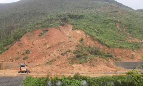 Cận cảnh điểm đứt gãy trên núi, sạt lở khiến 2 người bị thương ở Hà Tĩnh