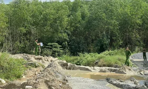 Phát hiện công ty đổ trộm hơn 700 tấn chất thải rắn